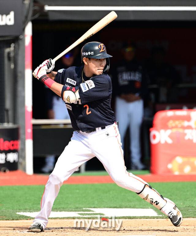 2025년 3월 22일 오후 경기도 수원KT위즈파크에서 '2025 신한 SOL뱅크 KBO 리그' 한화 이글스와 KT 위즈의 경기.한화 심우준이 3회초 2사 후 타격하고 있다./수원=유진형 기자