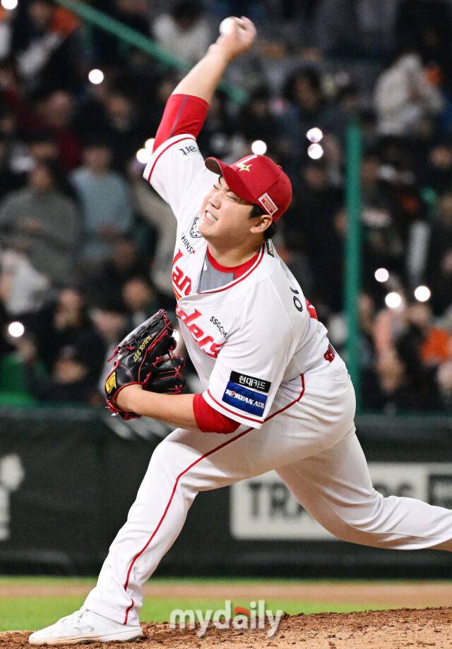 2024년 3월 27일 인천 SSG랜더스필드에서 진행된 '2024 신한 SOL 뱅크 KBO 리그' 한화-SSG의 경기. SSG 이로운이 8회초 구원 등판해 역투를 펼치고 있다./마이데일리