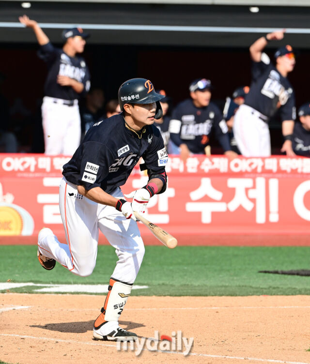 2025년 3월 22일 오후 경기도 수원KT위즈파크에서 '2025 신한 SOL뱅크 KBO 리그' 한화 이글스와 KT 위즈의 경기.한화 심우준이 7회초 2사 2루서 1타점 역전 2루타를 치고 있다./마이데일리