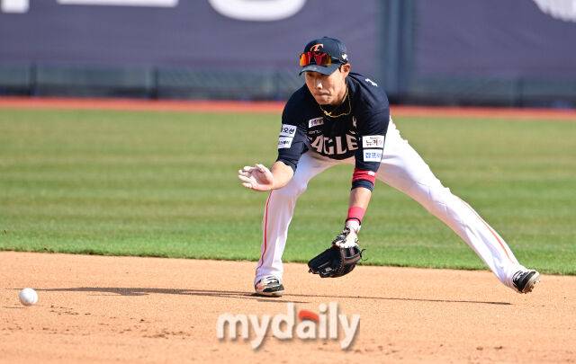 2025년 3월 22일 오후 경기도 수원KT위즈파크에서 '2025 신한 SOL뱅크 KBO 리그' 한화 이글스와 KT 위즈의 경기.한화 유격수 심우준이 4회말 1사 후 KT 배정대의 타구를 처리하고 있다./마이데일리