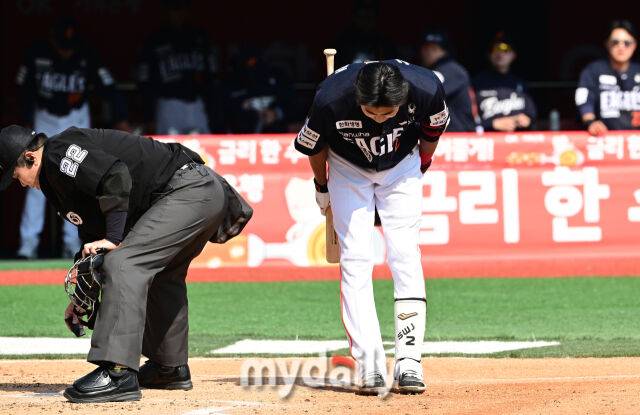 2025년 3월 22일 오후 경기도 수원KT위즈파크에서 '2025 신한 SOL뱅크 KBO 리그' 한화 이글스와 KT 위즈의 경기.한화 심우준이 3회초 2사 후 타석에 들어서며 KT 팬들에게 인사하고 있다./마이데일리