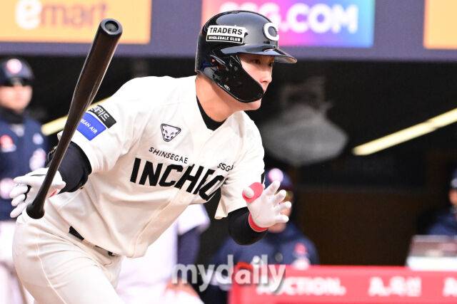 SSG 최지훈이 23일 오후 인천 SSG랜더스필드에서 진행된 ‘2025 신한 SOL BANK KBO리그’ 두산-SSG의 경기 7회말 적시타를 때리고 있다./인천 = 곽경훈 기자
