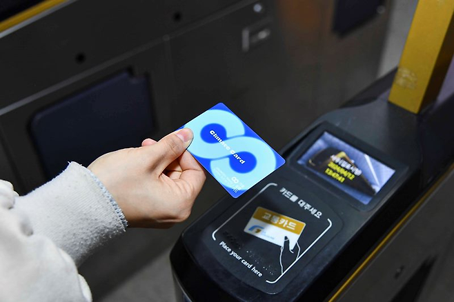 김포시민이 기후동행카드로 김포골드라인을 이용하는 장면.[김포시 제공]