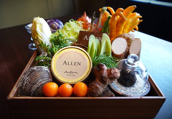 서현민 셰프가 손님들에게 공개하는 그날의 제료. 채상우 기자