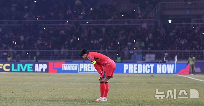 [고양=뉴시스] 추상철 기자 = 지난 20일 오후 경기 고양시 고양종합운동장에서 열린 '2026 국제축구연맹(FIFA) 북중미 월드컵 아시아 지역 3차 예선 B조 7차전' 대한민국과 오만의 경기, 1대1 무승부로 경기를 마친 손흥민이 아쉬워하고 있다. 2025.03.20. scchoo@newsis.com