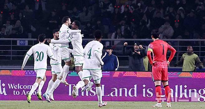 [고양=뉴시스] 추상철 기자 = 지난 20일 오후 경기 고양시 고양종합운동장에서 열린 '2026 국제축구연맹(FIFA) 북중미 월드컵 아시아 지역 3차 예선 B조 7차전' 대한민국과 오만의 경기, 손흥민이 동점골을 넣고 기뻐하는 오만 선수들을 바라보고 있다. 2025.03.20. scchoo@newsis.com