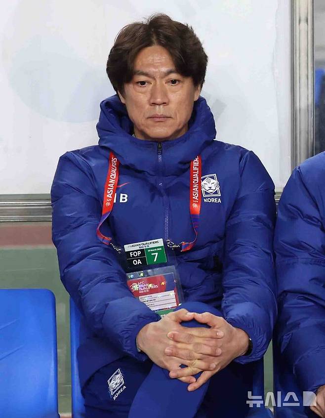 [고양=뉴시스] 추상철 기자 = 20일 오후 경기 고양시 고양종합운동장에서 열린 '2026 국제축구연맹(FIFA) 북중미 월드컵 아시아 지역 3차 예선 B조 7차전' 대한민국과 오만의 경기, 홍명보 감독이 생각에 잠겨 있다. 2025.03.20. scchoo@newsis.com