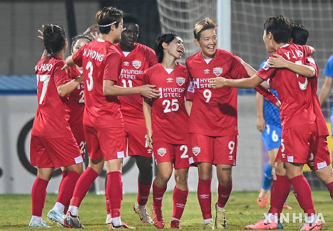 [우한=신화/뉴시스] 현대제철(인천) 레드엔젤스 선수들이 지난해 10월9일(현지시각) 중국 후베이성 우한의 한커우 컬처스포츠센터에서 열린 2024-25 아시아축구연맹(AFC) 여자 챔피언스리그(AWCL) A조 3차전 우한 장다(중국)와의 경기 전반 43분 선제골을 넣은 다나카 요코(가운데)를 축하하고 있다. 현대제철이 2-0으로 승리, 2승1무(승점 7)로 조 1위에 오르며 8강 진출을 확정했다. 2024.10.10.