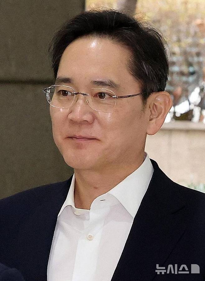 [서울=뉴시스] 김근수 기자 = 이재용 삼성전자 회장이 20일 서울 강남구 역삼동 삼성 청년 소프트웨어 아카데미(SSAFY)에서 열린 '청년 취업 지원 현장 간담회'에 참석하고 있다. (공동취재) 2025.03.20. photo@newsis.com