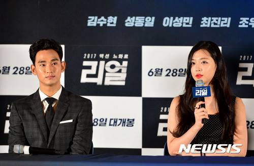 【서울=뉴시스】박진희 기자 = 26일 오후 서울 성동구 CGV왕십리에서 열린 ‘리얼’의 언론시사회에 참석한 가수이자 배우인 최진리(설리, 오른쪽))와 김수현이 기자간담회를 하고 있다. 2017.06.26. pak7130@newsis.com