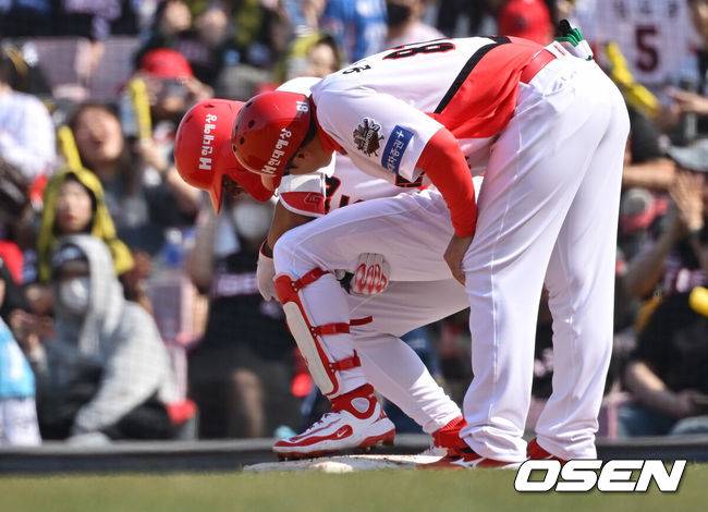 [OSEN=조은정 기자]22일 광주KIA챔피언스필드에서 2025 신한 SOL Bank KBO리그 KIA 타이거즈와 NC 다이노스의 개막전이 열렸다. 홈팀이자 디펜딩 챔피언 KIA는 에이스 제임스 네일을 출격, 원정팀 NC는 새 외국인 투수 로건 앨런을 선발로 내세웠다. 3회말 1사 KIA 김도영이 안타를 날린 후 햄스트링 통증을 호소하며 윤도현으로 교체됐다. 2025.03.22 /cej@osen.co.kr