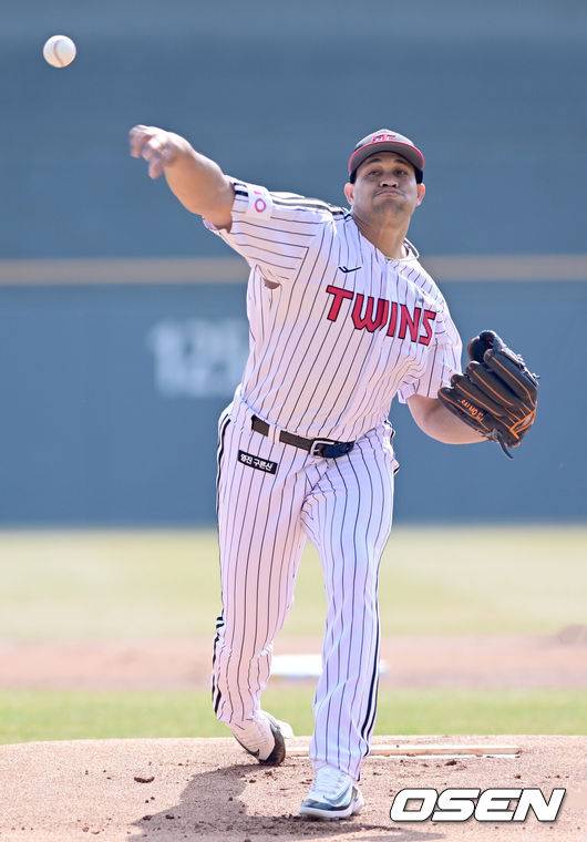 [OSEN=잠실, 김성락 기자] 22일 서울 잠실야구장에서 2025 신한 SOL Bank KBO리그 LG 트윈스와 롯데 자이언츠의 개막전이 열렸다.홈팀인 LG 트윈스는 새 외인 치리노스를 선발로, 원정팀 롯데 자이언츠는 반즈를 선발로 내세웠다.1회초 LG 선발 치리노스가 마운드에 올라 힘차게 공을 뿌리고 있다. 2025.03.22 / ksl0919@osen.co.kr