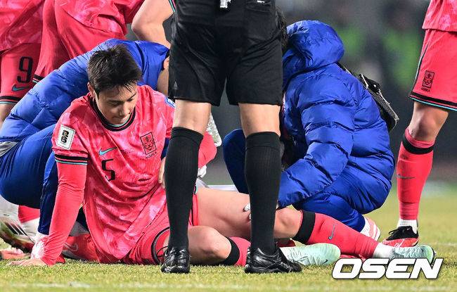 [OSEN=고양, 최규한 기자] 대한민국 대표팀이 홈에서 오만에 1-1로 비겼다.&nbsp;홍명보(56)&nbsp;감독이 이끄는 한국 축구 대표팀은 20일 오후 8시 고양종합운동장에서 열린 2026 국제축구연맹(FIFA) 북중미 월드컵 아시아지역 3차 예선 B조 7차전 오만과 맞대결을 치러 1-1로 비겼다. 전반 한국 백승호가 부상으로 쓰러진 가운데 스태프가 상태를 살피고 있다. 2025.03.20 / dreamer@osen.co.kr