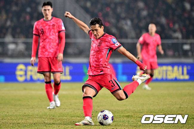 [OSEN=고양, 조은정 기자]대한민국 대표팀이 홈에서 오만에 1-1로 비겼다.&nbsp;홍명보(56)&nbsp;감독이 이끄는 한국 축구 대표팀은 20일 오후 8시 고양종합운동장에서 열린 2026 국제축구연맹(FIFA) 북중미 월드컵 아시아지역 3차 예선 B조 7차전 오만과 맞대결을 치러 1-1로 비겼다.후반 한국 이태석이 슛을 시도하고 있다. 2025.03.20 /cej@osen.co.kr