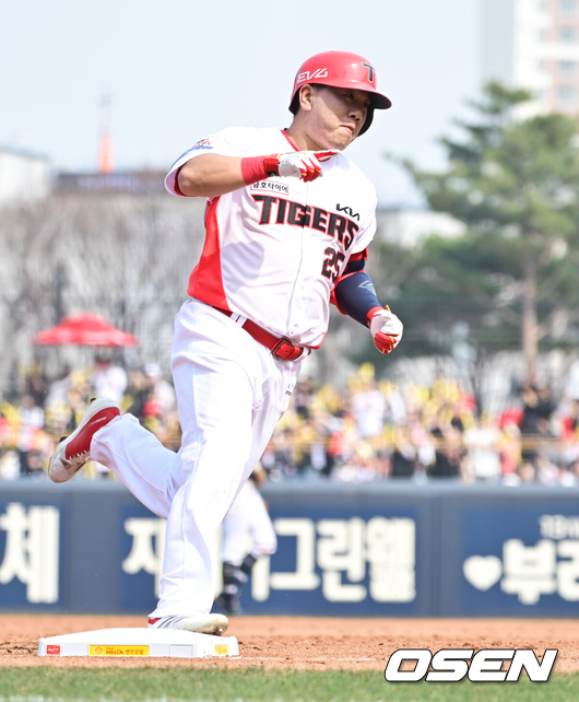 [OSEN=광주, 조은정 기자]23일 광주KIA챔피언스필드에서 2025 신한 SOL Bank KBO리그 KIA 타이거즈와 NC 다이노스의 경기가 열렸다.홈팀 KIA는 양현종을, 원정팀 NC는 라일리를 선발 투수로 내세웠다.2회말 무사 1루 KIA 이우성이 동점 중월 2점 홈런을 날린 뒤 베이스를 돌고 있다. 2025.03.23 /cej@osen.co.kr