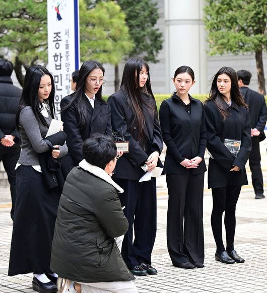 [OSEN=최규한 기자] 7일 서울 서초동 서울중앙지방법원에서 어도어가 뉴진스(NJZ) 멤버 5명을 상대로 낸 '기획사 지위보전과 광고 계약 체결 금지 가처분' 사건의 첫 심문기일이 진행됐다.이날 뉴진스(NJZ) 멤버 민지, 하니, 다니엘, 해린, 혜인 모두 직접 법원에 출석했다.&nbsp;뉴진스(NJZ) 멤버 하니, 민지, 혜인, 해린,다니엘(왼쪽부터)가 법원을 나서며 취재진에게 입장을 전하고 있다. 2025.03.07 / dreamer@osen.co.kr