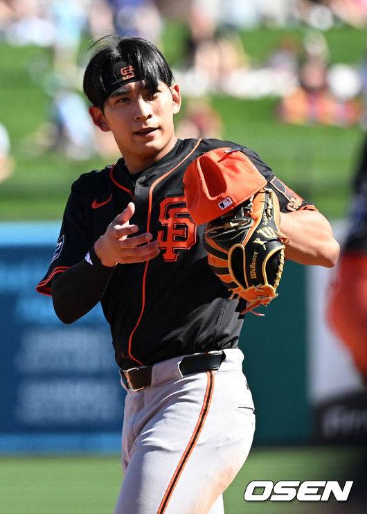 [OSEN=애리조나(미국), 이대선 기자] 샌프란시스코 자이언츠 이정후가 수비 위치로 이동하고 있다. 2025.02.23 / sunday@osen.co.kr