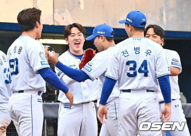 [OSEN=대구, 이석우 기자] 23일 대구삼성라이온즈파크에서 2025 신한 SOL 뱅크 KBO 리그 삼성 라이온즈와 키움 히어로즈의 경기가 열렸다. 홈팀 삼성은 백정현이, 방문팀 키움은 하영민이 선발 출전했다. 삼성 라이온즈 배찬승이 6회초 데뷔전을 무실점으로 막고 하이파이브를 하고 있다. 2025.03.23 / foto0307@osen.co.kr