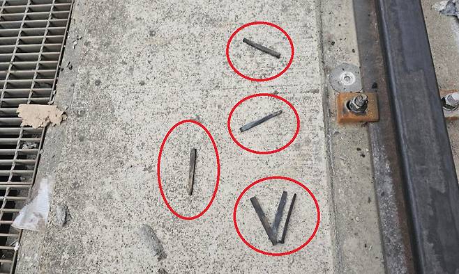 수백t 무게의 대형 크레인이 레일을 따라 이동하는 과정에서 오는 진동과 충격을 흡수하기 위해 레일 아래에 설치한 고무패드가 이탈해 보수공사를 진행했지만 원래대로 복구가 되지 않고 일부 절단된 있는 모습. 독자 제공