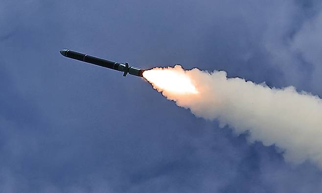 북한 4.5t 초대형 재래식 탄두 장착 신형 미사일 시험발사 모습. 평양 조선중앙통신·연합뉴스