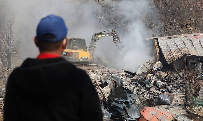 경북 의성군 대형 산불 발생 이틀째인 23일 의성군 안평면의 한 주택이 산불로 전소된 가운데 철거작업이 진행되고 있다. 연합뉴스