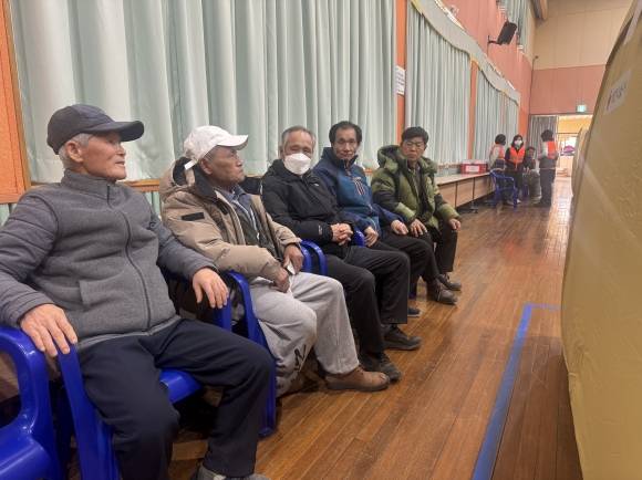 23일 경남 산청군 단성면 단성초등학교에 마련된 임시대피소 모습. 주민들이 대피 천막 밖에 마련된 의자에 앉아 서로 안부를 묻고 있다. 2025.3.23. 이창언 기자