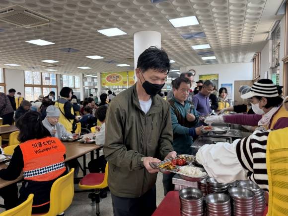 23일 경남 산청군 단성면 단성중학교 급식소 모습. 인근 임시대피소로 대피한 주민들이 급식소에서 음식을 받고 있다. 2025.3.23. 이창언 기자