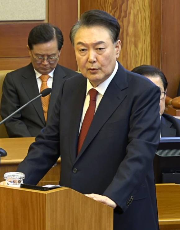 윤석열 대통령이 지난달 25일 서울 종로구 헌법재판소에서 열린 윤 대통령 탄핵심판 11차 변론에서 최종 의견 진술을 하고 있다.  헌법재판소 제공