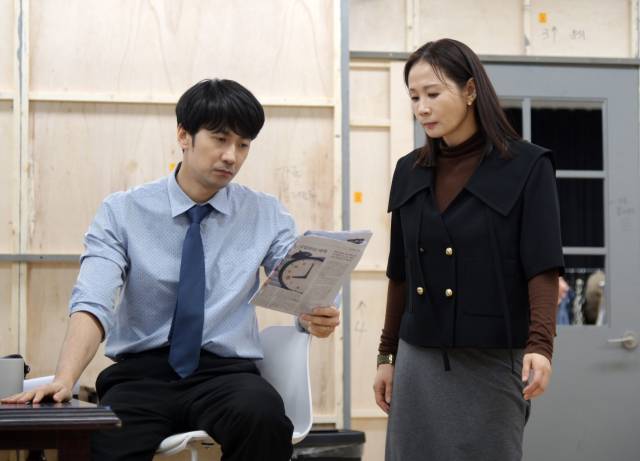 배우 김선영(오른쪽)이 19일 서울 홍익대 대학로 아트센터 연습실에서 연극 '그의 어머니' 연습 장면을 공개하고 있다. 사진 제공=국립극단