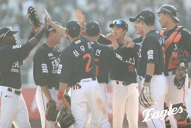 한화 선수들이 지난 22일 수원 개막전 승리 뒤 기뻐하고 있다. 한화 이글스 제공
