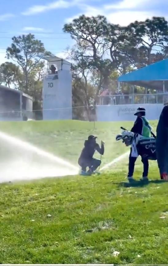 애덤 해드윈이 지난 22일 미국프로골프(PGA) 투어 발스파 챔피언십 2라운드 10번홀 플레이를 마친 뒤 홧김에 아이언으로 땅을 내려쳤다가 스프링클러를 터뜨린 뒤 난감한 표정을 지으며 캐디를 바라보고 있다. ｜X 뉴클리어골프 동영상 캡처