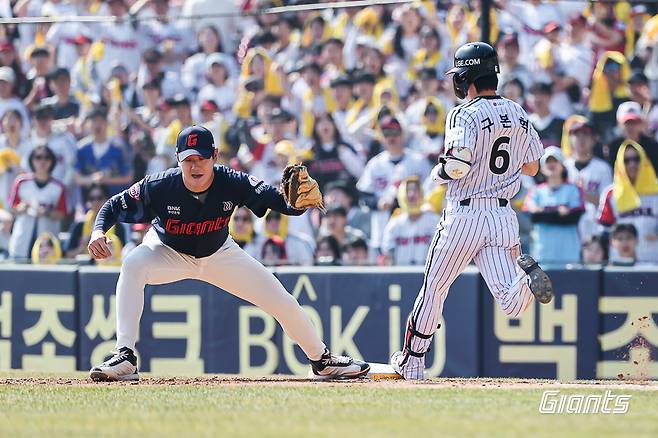 22일 잠실 LG전에서 수비하는 롯데 나승엽. 롯데 자이언츠 제공