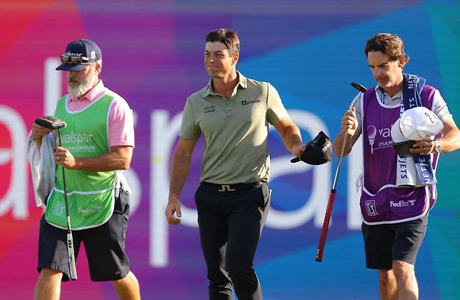 ▲ 공동 선두로 올라선 빅토르 호블란(가운데)은 PGA 투어 통산 7승에 도전한다. ⓒ연합뉴스