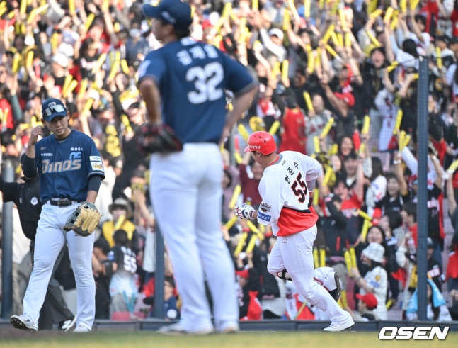 NC 불펜 김재열(가운데)이 22일 광주-KIA챔피언스필드에서 2025 신한 SOL 뱅크 KBO 리그 KIA 타이거즈와 개막전에서 8회말 KIA 한준수에게 스리런포를 허용한 뒤 아쉬워하고 있다.