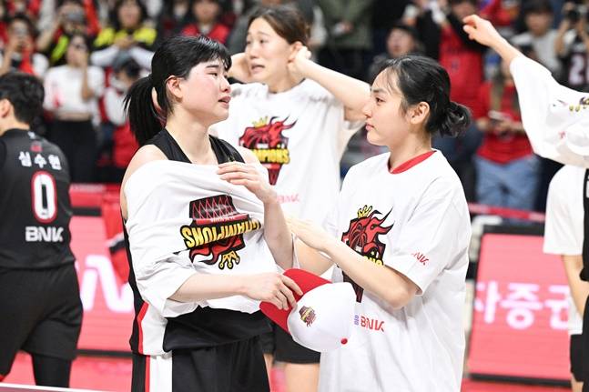 BNK 이소희(왼쪽)가 챔피언결정전 우승 후 눈물을 흘리고 있다. /사진=WKBL 제공