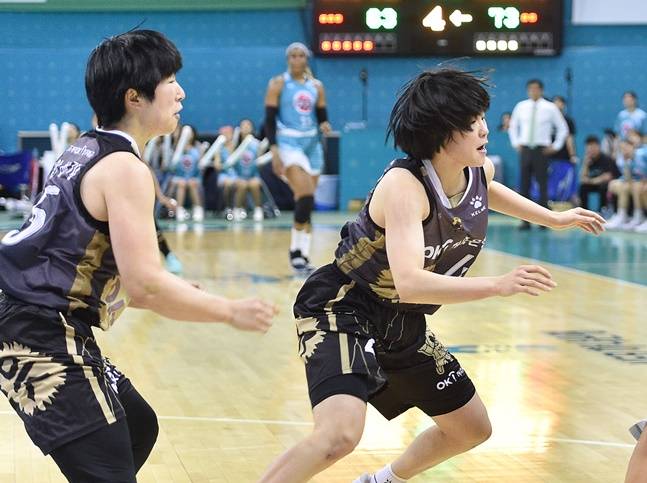 OK저축은행 시절의 안혜지(왼쪽)와 이소희. /사진=WKBL 제공