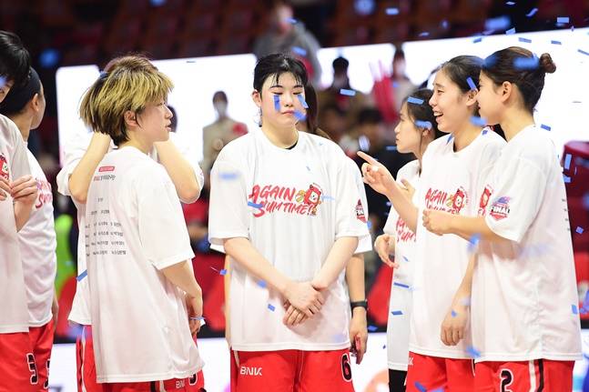 BNK 이소희가 2022~23시즌 챔피언결정전 준우승 후 동료들과 코트에 도열했다. /사진=WKBL 제공