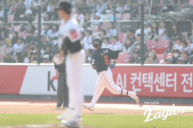 22일 수원케이티위즈파크에서 열린 2025 신한 SOL Bank KBO리그 한화 이글스와 KT 위즈의 정규시즌 개막전, 한화 노시환이 홈런을 친 후 그라운드를 돌고 있다. 한화 이글스