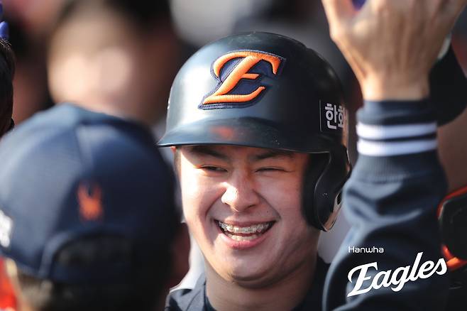 22일 수원케이티위즈파크에서 열린 2025 신한 SOL Bank KBO리그 한화 이글스와 KT 위즈의 정규시즌 개막전, 한화 노시환이 홈런을 친 후 선수단의 축하를 받고 있다. 한화 이글스