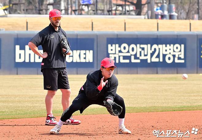 23일 오후 광주기아챔피언스필드에서 열리는 '2025 신한 SOL Bank KBO리그' NC 다이노스와 KIA 타이거즈의 경기, KIA 위즈덤과 윤도현이 훈련에 임하고 있다. 광주, 김한준 기자