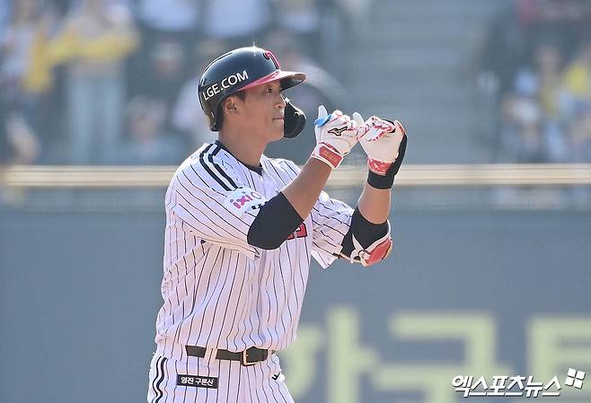 LG 외야수 송찬의는 22일 잠실구장에서 열린 '2025 신한 SOL Bank KBO 리그' 롯데와 시즌 개막전에서 6번 지명타자로 선발 출전했다. 이날 3안타를 쳐내며 공격에 활력을 불어넣었다. 엑스포츠뉴스 DB