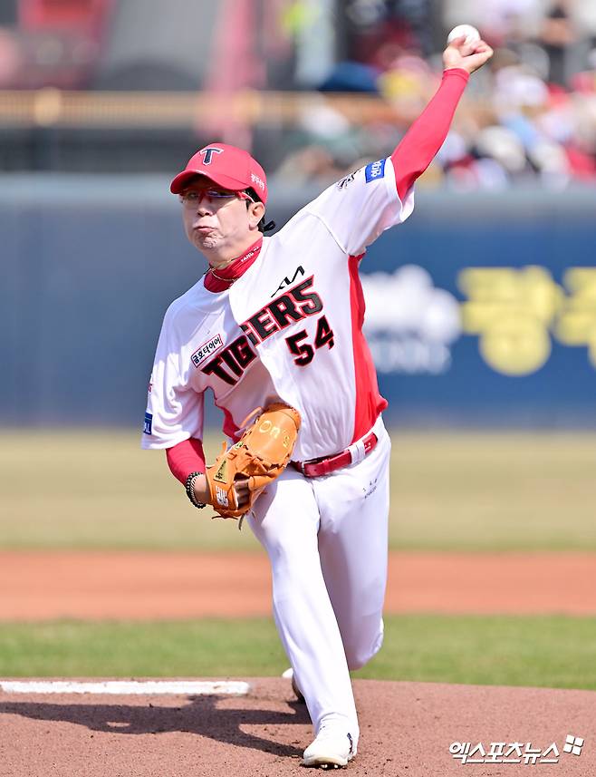 23일 오후 광주기아챔피언스필드에서 열린 '2025 신한 SOL Bank KBO리그' NC 다이노스와 KIA 타이거즈의 경기, 1회초 KIA 선발투수 양현종이 공을 힘차게 던지고 있다. 광주, 김한준 기자