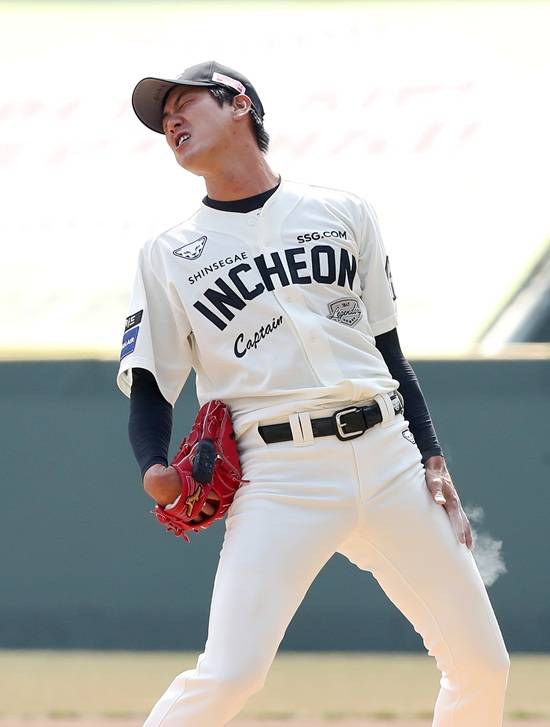 SSG 랜더스 투수 김광현이 23일 문학 두산전에 선발 등판해 5.2이닝 8탈삼진 2실점으로 시즌 첫 승과 함께 팀 개막 2연승을 이끌었다. SSG 랜더스