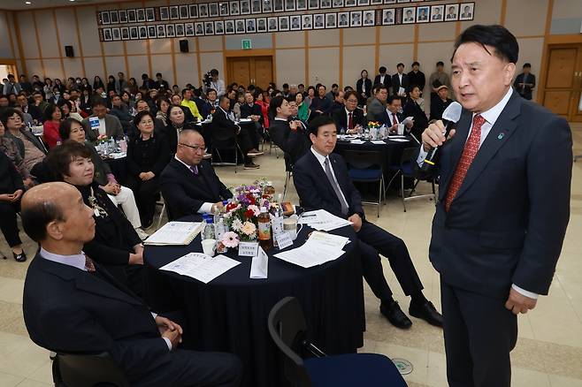 충주시청에서 도정설명회 연 김영환(오른쪽) 충북지사 [충북도 제공. 재판매 및 DB 금지]