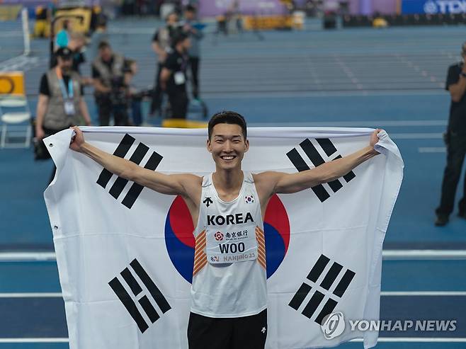 우상혁, 세계실내육상선수권 높이뛰기 우승 (서울=연합뉴스) 우상혁이 21일 중국 난징에서 열린 2025 세계실내육상선수권대회 남자 높이뛰기 결선에서 우승한 뒤 기념촬영하고 있다. 2025.3.21 [용인시청 육상팀 제공. 재판매 및 DB 금지] photo@yna.co.kr