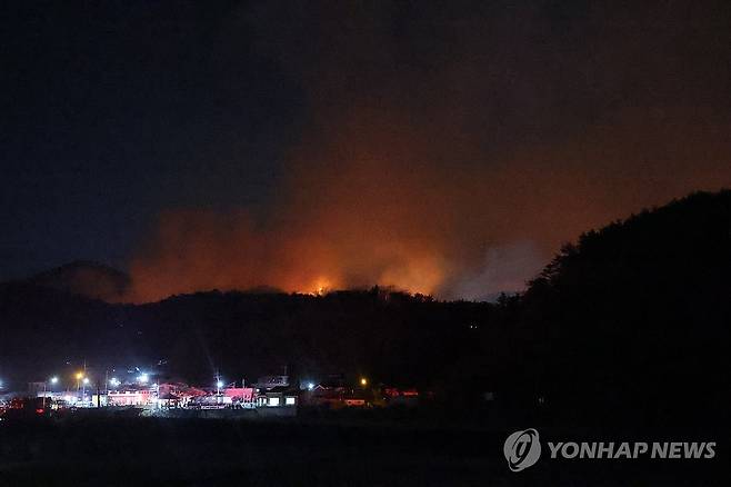 울주 산불 현장 (울산=연합뉴스) 장지현 기자 = 22일 밤 울산 울주군 온양읍 운화리 야산에서 발생한 산불 현장에서 야간 진화 작업이 계속되고 있다. 2025.3.22 jjang23@yna.co.kr