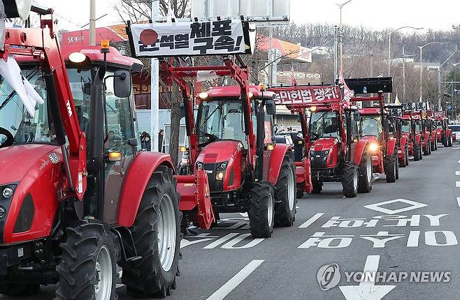 행진 다시 시작한 트랙터들 (서울=연합뉴스) 김성민 기자 = 지난해 12월 22일 오후 서울 서초구 남태령에서 열린 '윤석열 대통령 체포·구속 농민 행진 보장 촉구 시민대회'에서 트랙터들이 한남동 대통령 관저 방향으로 행진하고 있다. 2024.12.22 ksm7976@yna.co.kr