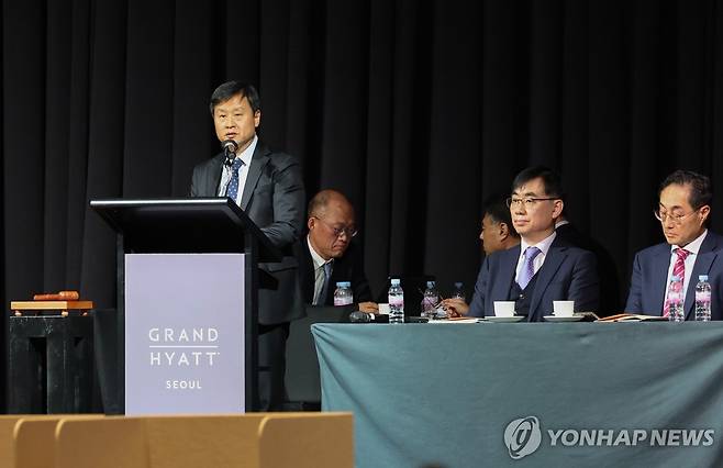 임시 주총에서 발언하는 박기덕 고려아연 사장 (서울=연합뉴스) 임화영 기자 = 박기덕 고려아연 사장이 23일 오후 서울 용산구 그랜드 하얏트에서 열린 고려아연 임시 주주총회에서 발언하고 있다. 2025.1.23 [공동취재] hwayoung7@yna.co.kr