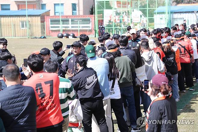 팬들과 하이파이브하는 강원FC (강릉=연합뉴스) 류호준 기자 = 23일 오후 강원 강릉시 노암동 강원FC 오렌지하우스(클럽하우스) 연습 구장에서 강원FC 선수들이 팬들과 하이파이브 하고 있다. 2025.3.23 ryu@yna.co.kr