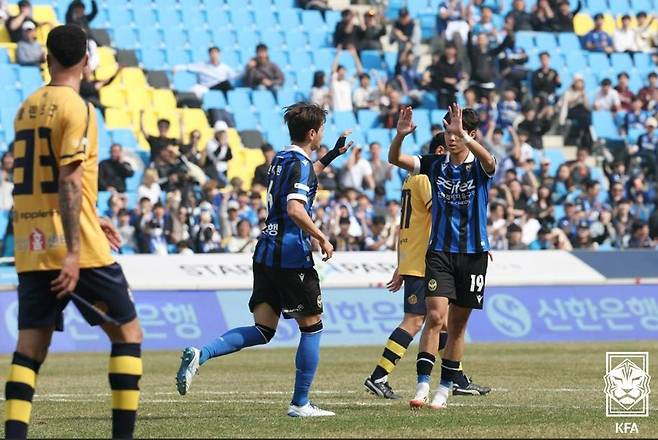 득점을 기뻐하는 인천 선수들 [대한축구협회 제공. 재판매 및 DB 금지]